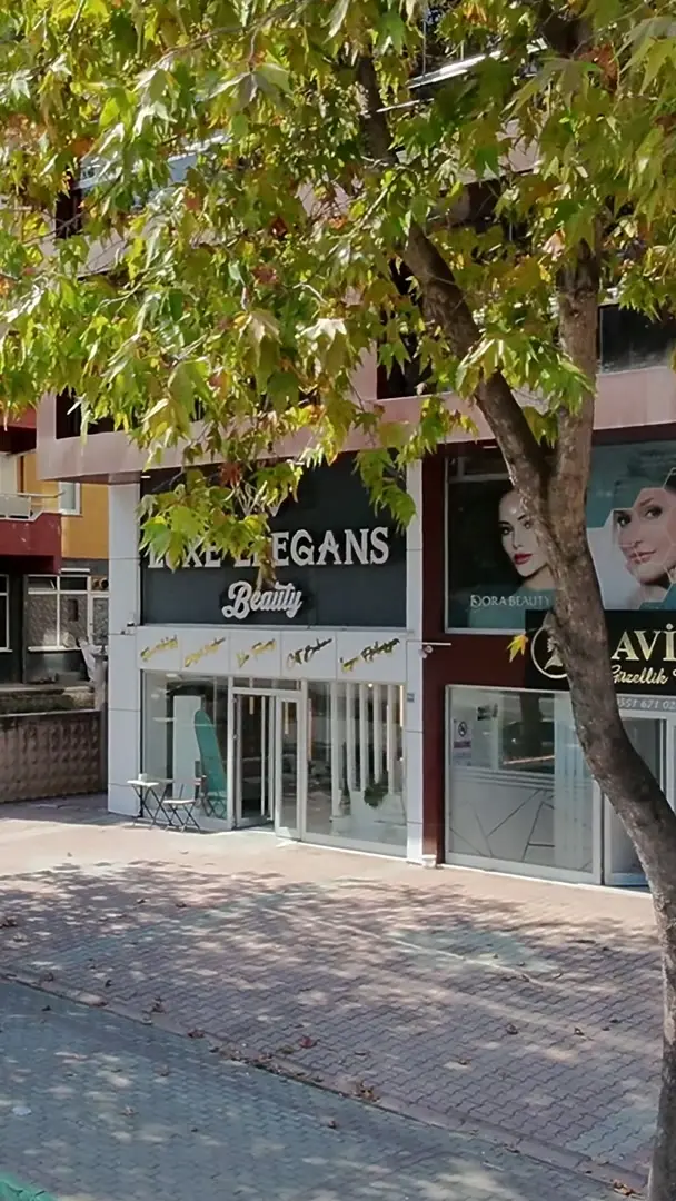 Luxe Elegans Beauty'nin cadde üzerindeki tabelası